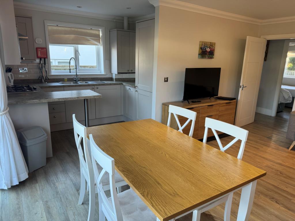 Lot: 6 - TWO-BEDROOM HOLIDAY BUNGALOW - The kitchen and dining area